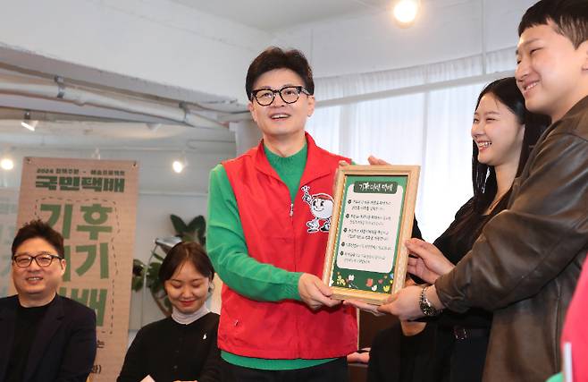 국민택배 상자 전달하는 한동훈 비대위원장. 연합뉴스