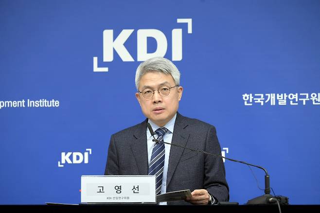 KDI 고영선 선임연구위원이 27일 정부세종청사에서 연구보고서 '더 많은 대기업 일자리가 필요하다' 주요 내용을 설명하고 있다. KDI 제공