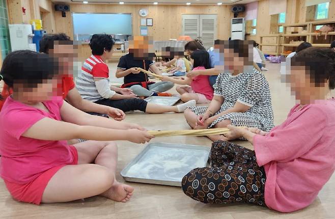 외국인 가족이 한국 문화체험 수업에 참여하고 있다. 경주시 제공