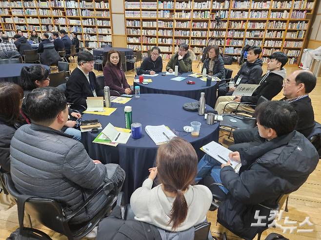 한국기독교교회협의회가 26일과 27일 이틀동안 경기도 파주시 회동길 아시아출판문화정보센터에서 '2024년 NCCK 에큐메니칼 정책협의회'를 가졌다. 사진은 정책협의회에 참석한 이들이 27일 오전 '기후위기'를 주제로 집중토론에 나서고 있다.