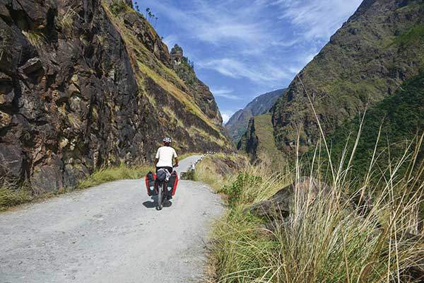 네팔 마낭으로 가는 길. 해발 2,000m 산악지대를 지난다. 아직까지는 반팔을 입어도 좋은 날씨다.