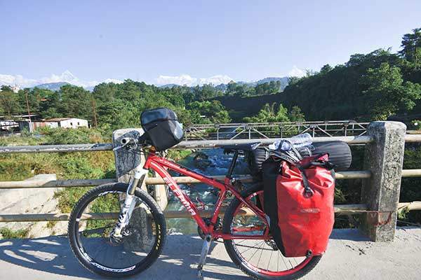 텐트와 침낭, 버너와 물, 자전거 수리도구까지 숙소가 없는 오지에서도 생존할 수 있는 모든 짐을 실었다.