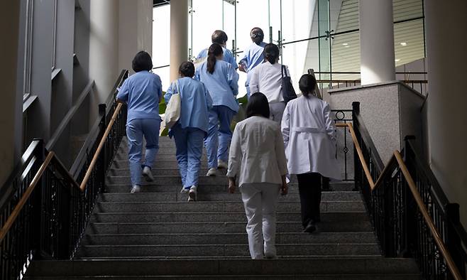 서울의 한 대형병원에서 이동하는 의료진 모습. 연합뉴스