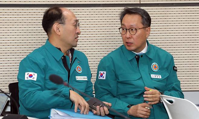 중앙재난안전대책본부 제1총괄조정관인 박민수 보건복지부 2차관(오른쪽)이 27일 정부세종청사에서 열린 의사 집단행동 중앙재난안전대책본부 브리핑에 앞서 정통령 중앙비상진료대책상황실장과 얘기를 나누고 있다. 연합뉴스