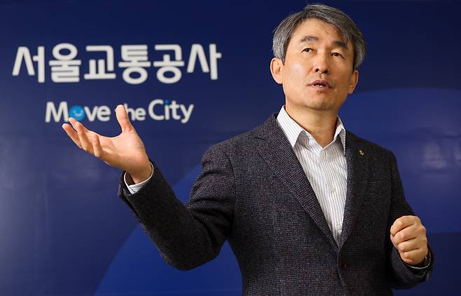 백호 서울교통공사 사장이 지난 20일 서울 성동구 공사 본사에서 진행한 세계일보와 인터뷰에서 “공사의 재정난을 극복하기 위한 ‘미래 먹거리 확보’의 양대 축은 역세권 복합개발과 새로운 물류 시스템 구축”이라고 강조하고 있다.   최상수 기자