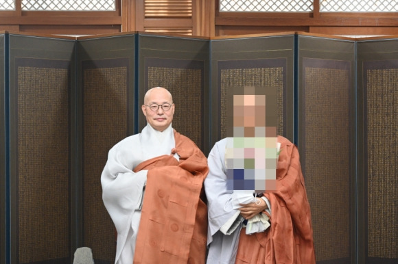 A스님이 지난해 불교신문 사장 임명을 받고 조계종 총무원장 진우(왼쪽) 스님과 함께 기념사진을 찍은 모습. 불교신문