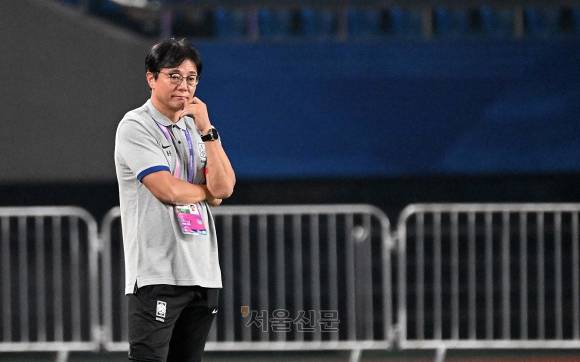 황선홍 23세 이하 한국 남자축구 국가대표팀 감독이 지난해 9월27일 중국 진화 스포츠센터 스타디움에서 열린 2022 항저우아시안게임 16강 키르기스스탄전에서 경기를 지켜보고 있다. 진화 오장환 기자