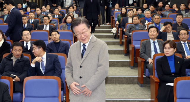 이재명 더불어민주당 대표가 27일 국회에서 열린 의원총회에 참석하고 있다. 연합뉴스