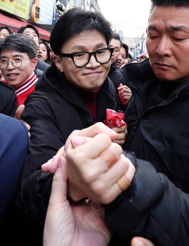 국민의힘 한동훈 비상대책위원장이 2월26일 강원 원주 중앙시장을 방문해 시민들과 악수하고 있다. ⓒ공동취재