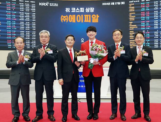 27일 서울 영등포구 한국거래소에서 열린 에이피알 신규상장기념식에서 관계자들이 상장기념패 전달 후 기념 촬영하고 있다. ⓒ연합뉴스