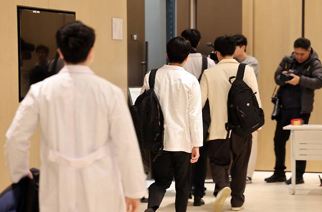 정부의 의대 증원 방침에 반발해 사직서를 내고 근무 중단을 선언한 전공의 대표가 2월20일 서울 용산구 대한의사협회 회관에서 열린 대한전공의협의회 긴급 임시대의원총회에 참석하고 있다. ⓒ연합뉴스