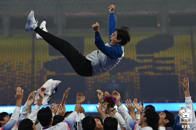 ▲ 2022 항저우 아시안게임에서 한국 남자 축구 대표팀을 우승으로 이끈 황선홍 감독. ⓒ대한축구협회