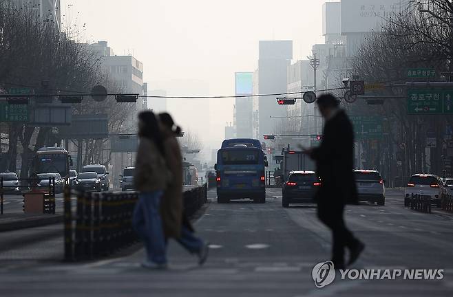 서울에 초미세먼지 주의보가 발령된 12일 오전 서울 종로구 광화문네거리 인근 건물이 뿌옇게 보인다. [연합뉴스 자료사진]