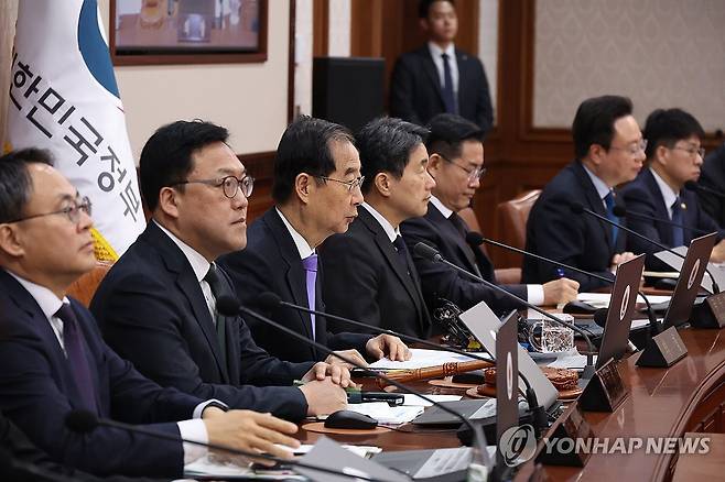 국무회의서 발언하는 한덕수 국무총리 (서울=연합뉴스) 황광모 기자 = 한덕수 국무총리가 27일 오전 서울 종로구 정부서울청사에서 열린 국무회의에 참석해 발언하고 있다. 2024.2.27 hkmpooh@yna.co.kr