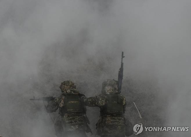 전투중인 우크라이나 병사 [AFP 연합뉴스 자료사진 재판매 및 DB 금지]