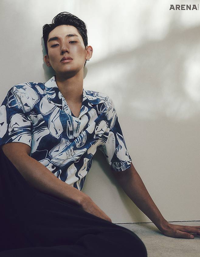 청량한 블루 컬러의 아이코닉 프린트 셔츠·시어서커 팬츠 모두 벨루티 제품.