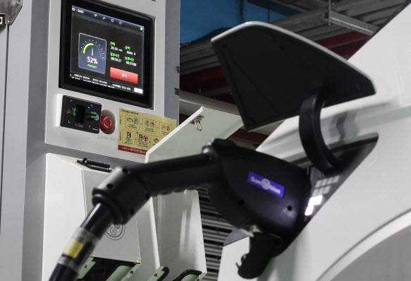 지난 20일 서울의 한 전기차 주차장에 주차된 전기차에 충전기가 꽂혀 있다.(사진=연합뉴스)