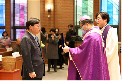 23일 서울 중구 명동대성당에서 열린 시상식에서 한림대학교강남성심병원 이영구 병원장(왼쪽)이 서울대교구장 정순택(베드로) 대주교로부터 성 까밀로 상을 전달받고 있다.