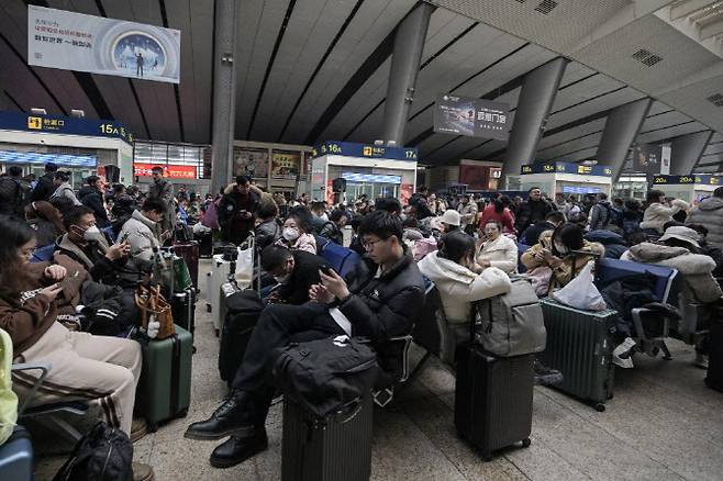 중국의 춘절 연휴 마지막날인 지난 17일 중국 베이징의 기차역에서 승객들이 대기하고 있다. (사진=AFP)