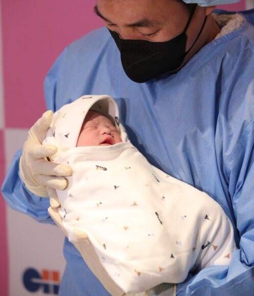 2024년 새해 첫 아기로 태어난 아홍이가 아빠 품에 안겨 있다. [사진=강남차병원]