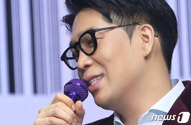 가수 MC몽이 지난 2019년 10월25일 오후 서울 광진구 YES24 라이브홀에서 열린 음감회에 참석해 취재진 질문에 답하고 있다. 2019.10.25/뉴스1 ⓒ News1 권현진 기자
