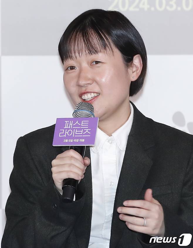 셀린 송 감독이 28일 오후 서울 용산구 CGV 용산아이파크몰에서 열린 영화 ‘패스트 라이브즈’ 언론배급시사회 및 기자간담회에서 인사말을 하고 있다. ‘패스트 라이브즈’는 서울에서 어린 시절을 보낸 첫사랑 나영(그레타 리 분)과 해성(유태오 분)이 24년 만에 뉴욕에서 다시 만나 그들의 인연을 돌아보는 운명적인 이야기다. 유수 영화제 67관왕을 비롯해 제96회 영국 아카데미 시상식 작품상과 각본상 후보에 올라 화제를 모은 바 있다. 2024.2.28/뉴스1 ⓒ News1 권현진 기자