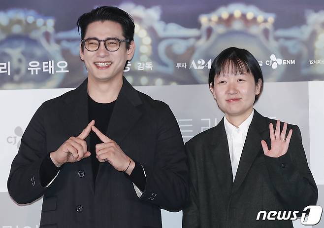 셀린 송 감독과 배우 유태오(왼쪽)가 28일 오후 서울 용산구 CGV 용산아이파크몰에서 열린 영화 ‘패스트 라이브즈’(감독 셀린 송) 언론배급시사회 및 기자간담회에서 포즈를 취하고 있다. ‘패스트 라이브즈’는 서울에서 어린 시절을 보낸 첫사랑 나영(그레타 리 분)과 해성(유태오 분)이 24년 만에 뉴욕에서 다시 만나 그들의 인연을 돌아보는 운명적인 이야기다. 유수 영화제 67관왕을 비롯해 제96회 영국 아카데미 시상식 작품상과 각본상 후보에 올라 화제를 모은 바 있다. 2024.2.28/뉴스1 ⓒ News1 권현진 기자
