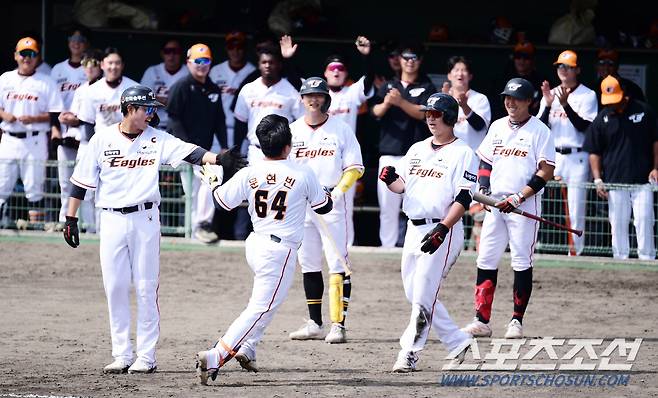 28일 일본 오키나와 고친다 구장에서 열린 한화-KT 연습경기. 3회 KT 로하스의 수비 실책으로 한화 문현빈이 그라운드 홈런을 기록했다. 득점한 문현빈. 오키나와(일본)=송정헌 기자songs@sportschosun.com/2024.02.28/