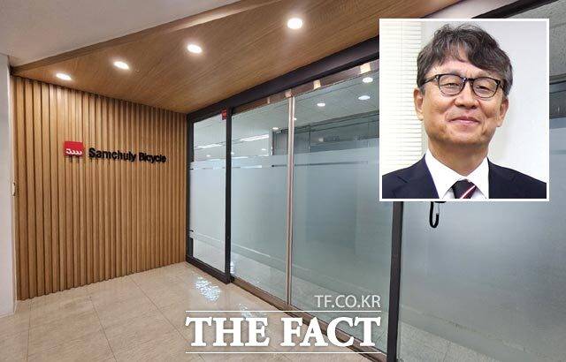 김석환(오른쪽 위) 삼천리자전거 회장이 비자금 조성 혐의로 경찰 조사를 받고 있다. /더팩트 DB, 삼천리자전거