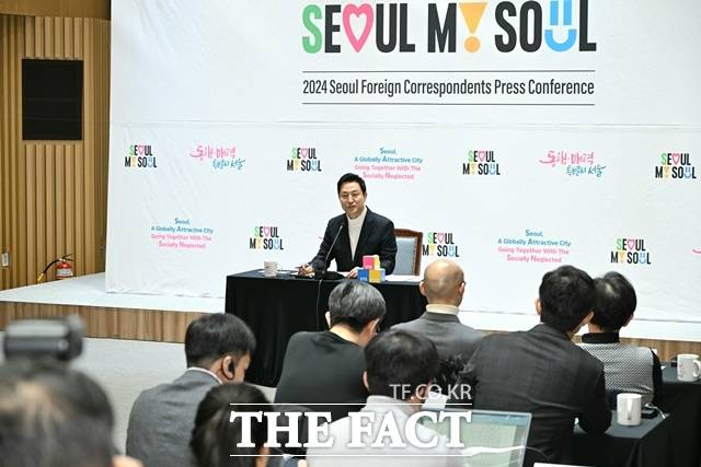오세훈 서울시장이 28일 오후 시청에서 열린 서울 주재 외신기자 간담회에서 질의에 답변하고 있다. /서울시
