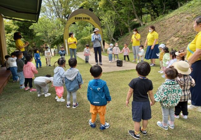 정읍시가 아이들의 정서적 교육과, 신체적 성장을 돕기 위해 정읍사공원 유아숲체원을 본격 운영한다.[사진제공=정읍시]