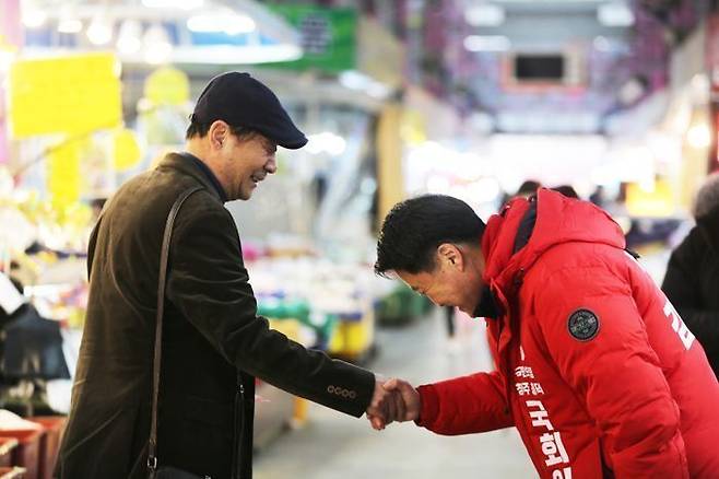 청주 흥덕 국민의힘 예비후보로 나선 김학도 전 중소벤처기업부 차관이 지역 주민과 인사하는 모습. ⓒ김학도 국민의힘 청주 흥덕 예비후보 캠프