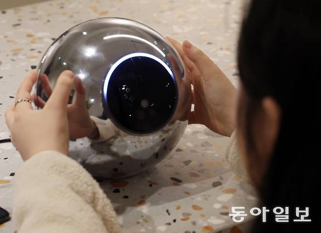 한 여성이 27일 서울 강남구 역삼동의 한 공유 오피스에 설치된 홍채 인식 기기 ‘오브(Orb)’에 장착된 카메라를 응시하고 
있다. 홍채를 통해 가입하면 무상으로 지급받는 월드코인(WLD)이 열흘 사이 2배 가까이 오르는 등 인공지능(AI) 테마 코인으로
 급부상하고 있다. 양회성 기자 yohan@donga.com