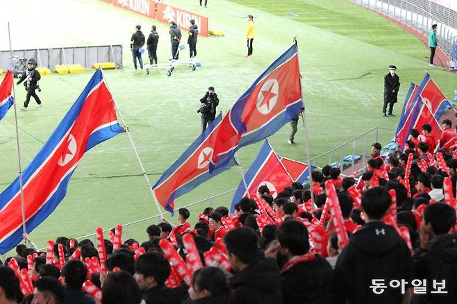 28일 도쿄 국립경기장에서 열린 2024 파리올림픽 아시아 최종예선에서 북한 팀을 응원하는 재일본조선인총연합회(총련) 계열 재일교포들이 인공기를 흔들며 응원하고 있다. 도쿄=이상훈 특파원 sanghun@donga.com