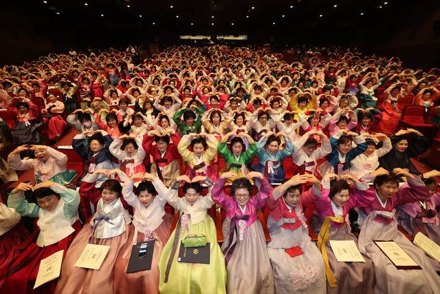 일성여자중고등학교 졸업식이 열린 27일 오전 서울 마포구 마포아트센터에서 졸업생들이 선생님들에게 ‘하트’로 고마움을 표현하고 있다. 김혜윤 기자 unique@hani.co.kr