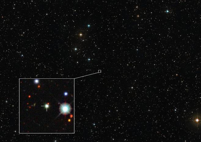 우주에서 가장 밝은 천체 퀘이사 ‘J0529-4351’ 주변의 하늘. 퀘이사는 네모 상자 안에 있다. ESO 제공