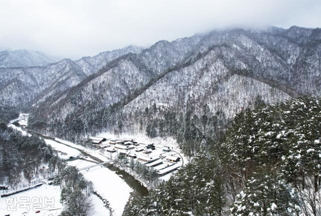 내설악 깊은 골짜기의 눈 덮인 백담사와 주변 산자락이 수묵화를 보는 듯하다.