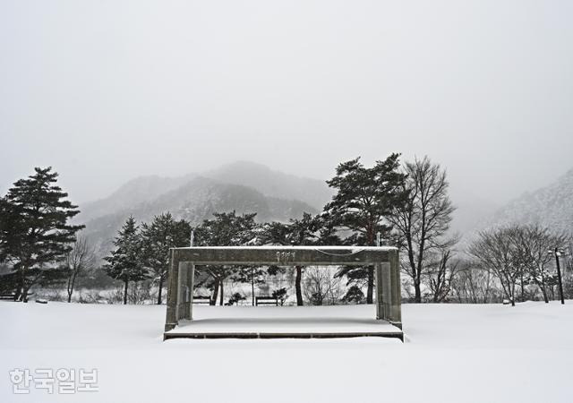 용대리 만해마을 야외 정원에 '침묵의 님' 조형물이 액자처럼 설치돼 있다.