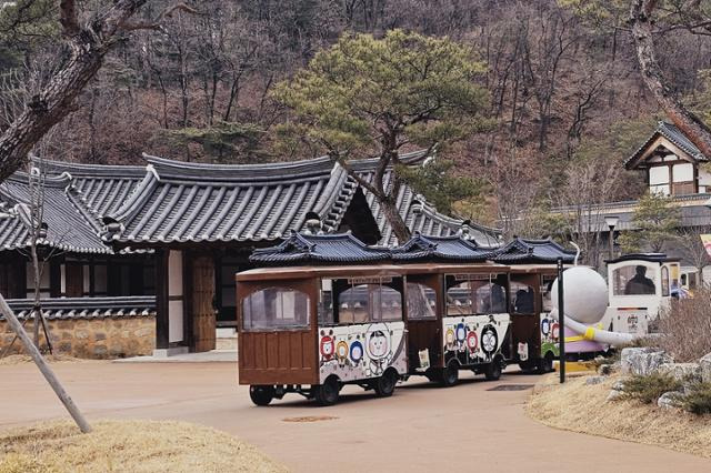 영주 선비세상 안에서 운행 중인 전기 기관차. 영주=정광진 기자