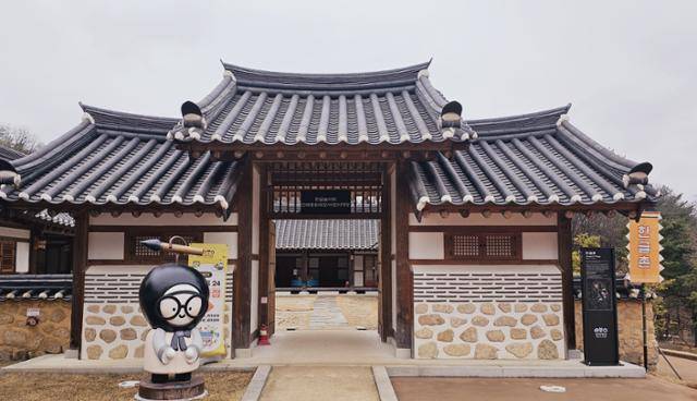영주 선비세상 한글촌 입구. 솟을대문과 고래등 같은 기와지붕이 눈길을 끈다. 영주=정광진 기자