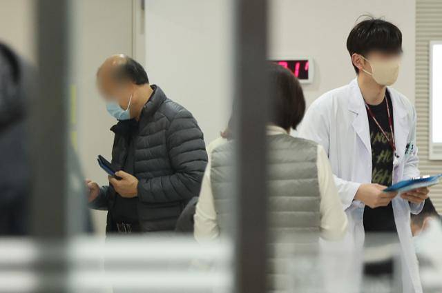 정부의 의대정원 확대 정책에 반발하는 전공의 단체행동이 9일째 이어진 28일 서울 시내의 한 대학병원에서 의료진들이 이동하고 있다. 뉴스1