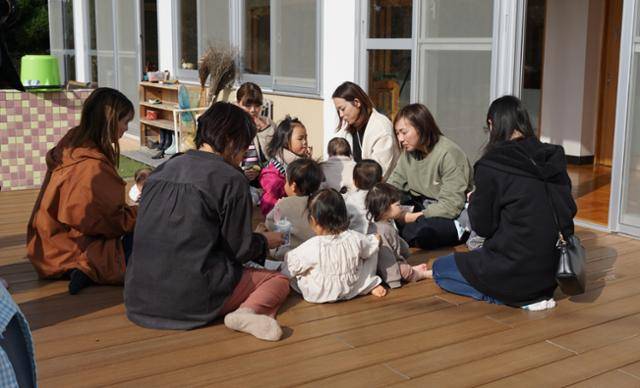 일본 오카야마현 나기초의 육아 지원 시설인 '나기 차일드홈'에서 지난해 10월 육아 중인 엄마들이 함께 아이를 돌보며 이야기를 나누고 있다. 나기초=최진주 특파원