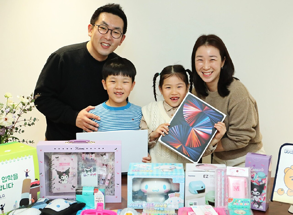 LG이노텍 직원 가족이 '초등학교 입학 선물'을 받아보며 즐거워하고 있다. [사진=LG이노텍]