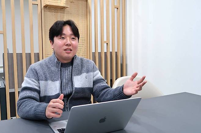 전기자전거 시장과 발켄모빌리티에 대해 설명하는 김민준 대표 / 출처=IT동아