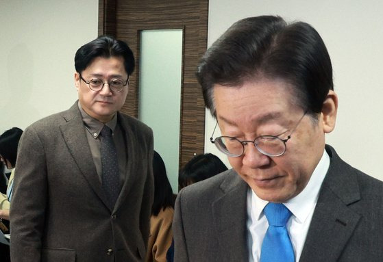 더불어민주당 이재명 대표와 홍익표 원내대표가 28일 서울 여의도 중앙당사에서 열린 최고위원회의에서 입장하고 있다. 연합뉴스