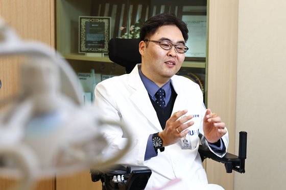 세계 유일의 전신마비 치과의사인 분당서울대병원 이규환 교수는 본인이 직접 만든 도구를 손가락에 끼고 진료를 본다. 처음 분당서울대병원에 왔을 땐 "병신"이라 욕 하고 침까지 뱉는 환자도 적지 않았다. 김종호 기자