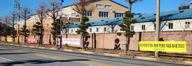 ▲ 동해 송정 해군작전헬기장 조성사업과 관련, 해군이 설계·시공업체 선정을 위한 입찰공고를 내고 올해 설계에 이어 2025년초 공사 착공을 예고하는 등 본격적인 사업 집행에 나서자 주민들이 반대 현수막을 내거는 등 반발하고 있다. 사진=전인수