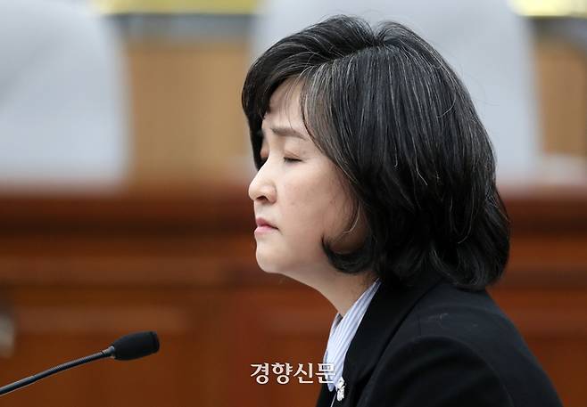 신숙희 대법관후보자가 27일 국회에서 열린 인사 청문회에서 눈을 감고 의원질의를 듣고 있다. 박민규 선임기자