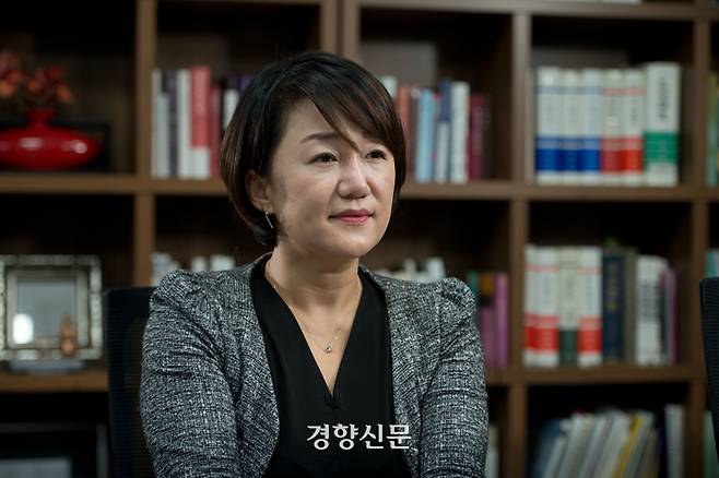 이재정의원이 국회의원회관에서 주간경향과 인터뷰를 하고있다