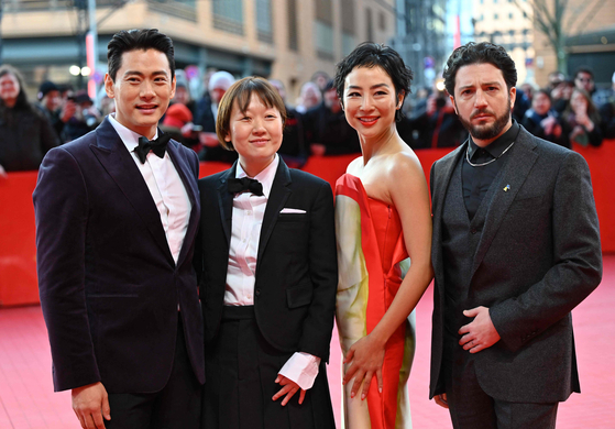 Director Celine Song, second from left, poses with the cast of ″Past Lives″ at the Berlin International Fil Festival on Feb. 19, 2024.[AFP/YONHAP]